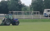 Plánované údržba travnatého hřiště ve Štětí začala