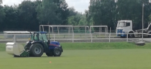 Plánované údržba travnatého hřiště ve Štětí začala